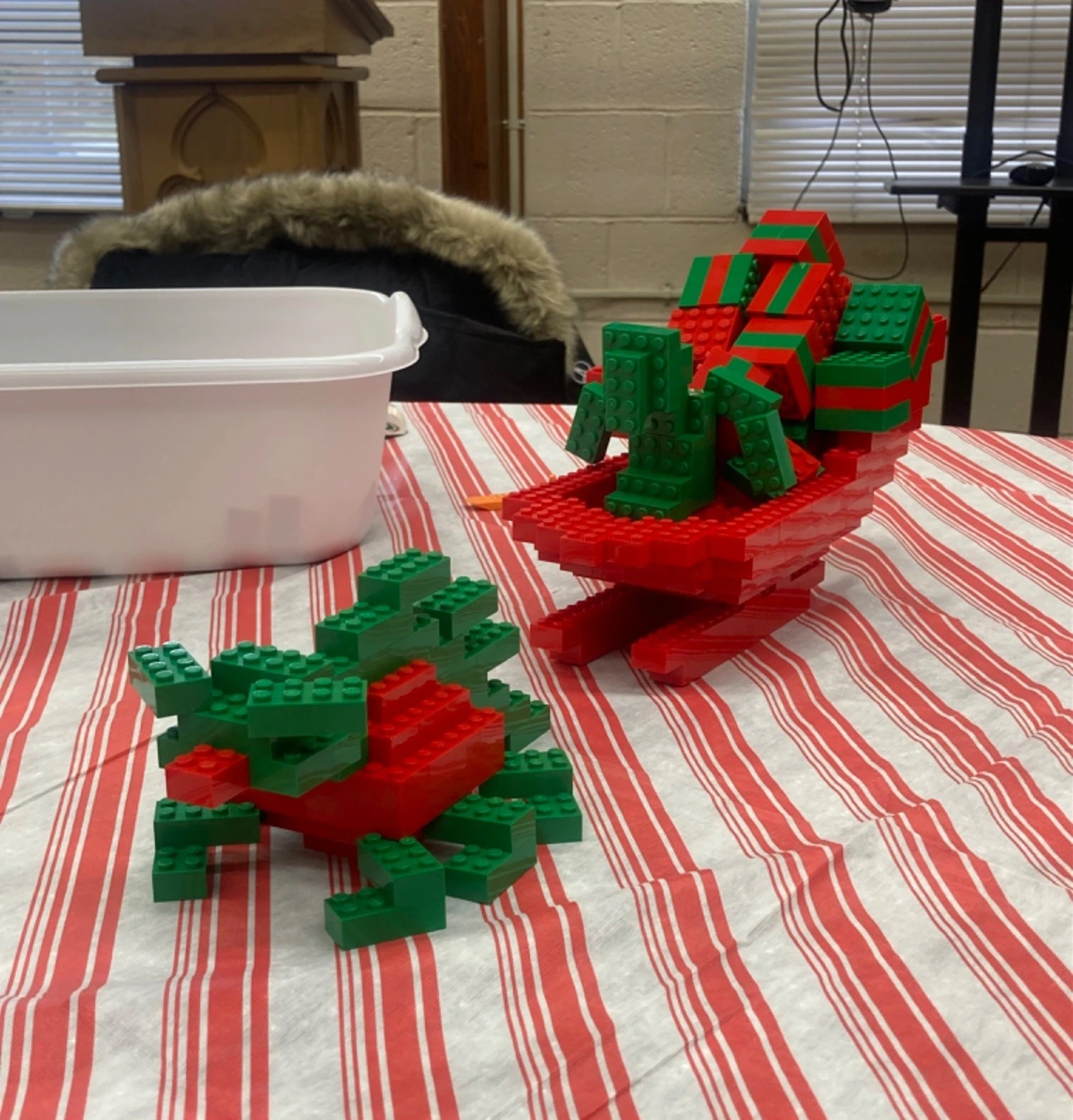 [MOC] Impromptu collab build of Santa's sleigh using only 2x4 bricks in Red and Green