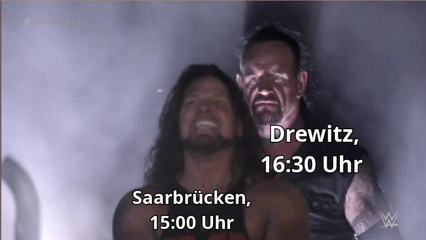 Eine Person steht in der Mitte des Bildes und schaut nach vorne mit Schrift "Saarbr&uuml;cken, 15:00 Uhr". Wenige Centimeter dahinter, ohne dass es die vordere Person ahnt, steht eine gr&ouml;&szlig;ere Person mit Schrift "Drewitz, 16:30".